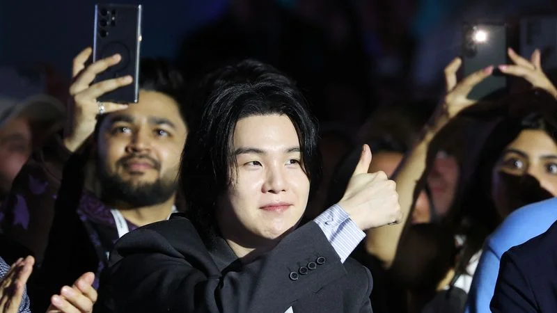 Estrella del K-pop Suga inicia proceso para cumplir el servicio militar en Corea del Sur