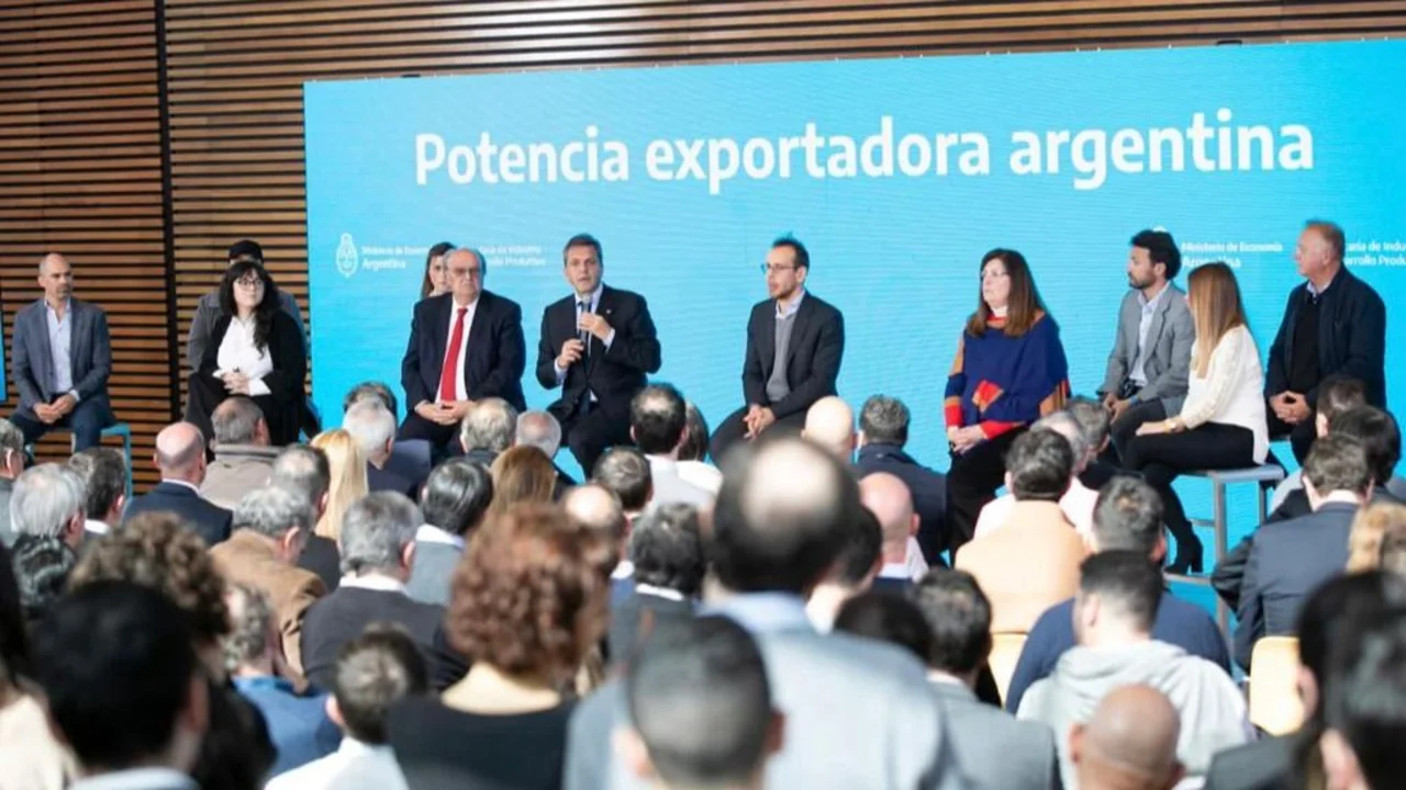 En su rol de ministro, Sergio Massa se reunió con Pymes y prometió aumentar exportaciones en un 10%