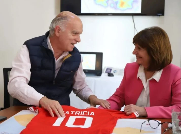 Patricia Bullrich mostró su carnet de Independiente y la objetaron
