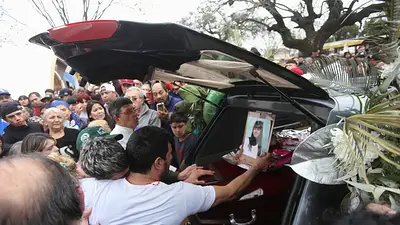 Familiares y vecinos le dan el último adiós a Morena Familiares y vecinos le dan el último adiós a Morena