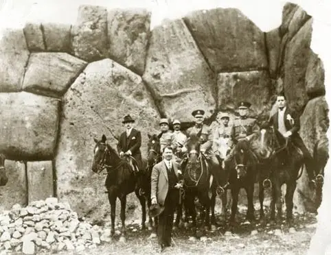 1924. Liborio Justo en la fortaleza de Sacsahuamán, Perú