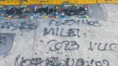 Vandalizaron las placas de desaparecidos en colegios de CABA: "Milei 2023, viva la libertad" Vandalizaron las placas de desaparecidos en colegios de CABA: "Milei 2023, viva la libertad"