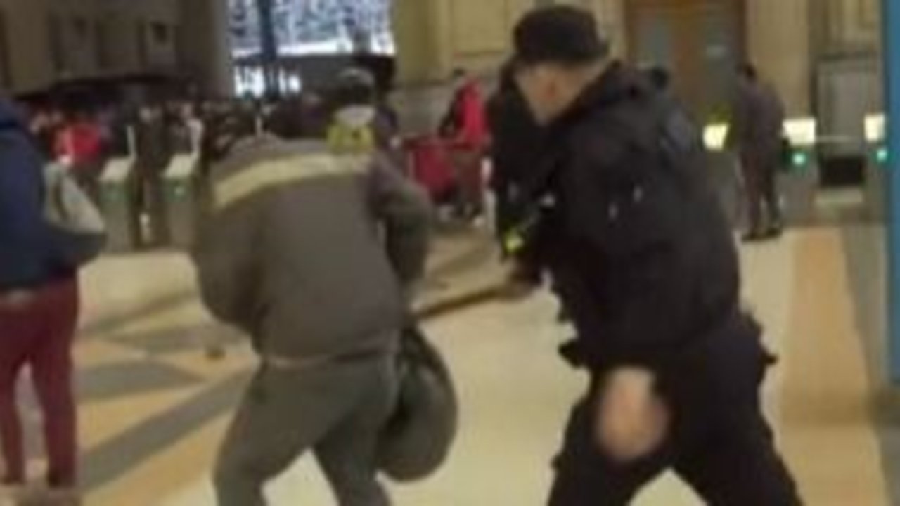 Apartaron al policía de la Federal que golpeó a un trabajador en la estación Constitución