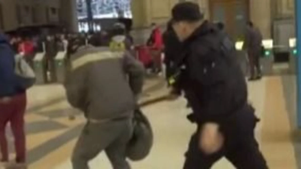 Apartaron al policía de la Federal que golpeó a un trabajador en la estación Constitución