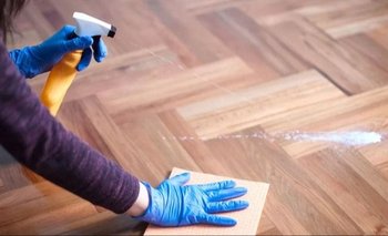 Pisos de madera relucientes: cómo limpiarlos en cuatro pasos rápidos | Consejos de limpieza