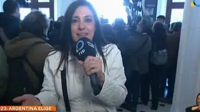 La feroz agresión contra una periodista en la votación de Milei La feroz agresión contra una periodista en la votación de Milei