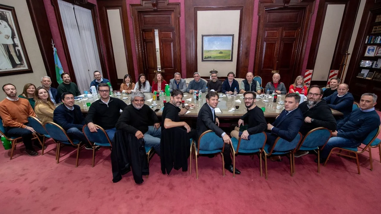 Elecciones 2023: Kicillof reunió a su tropa post PASO: Análisis de la elección y el fenómeno Milei