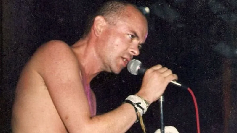 Luca Prodan cantando