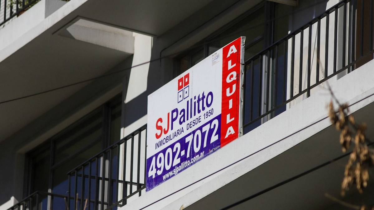 El salario dejó de garantizar un techo: cada vez hacen falta más ingresos para alquilar