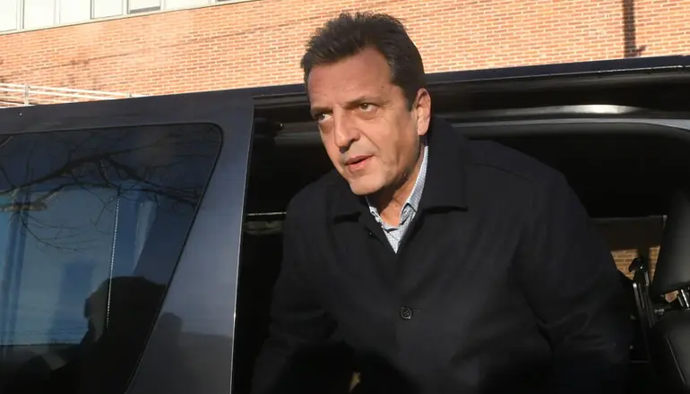 Massa mantendrá el doble rol y apuntó a Milei por la dolarización
