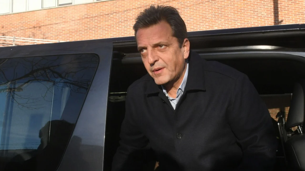 Massa mantendrá el doble rol y apuntó a Milei por la dolarización
