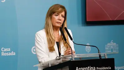 El Gobierno salió a cuestionar la suba del dólar blue: "Son 4 o 5 vivos" El Gobierno salió a cuestionar la suba del dólar blue: "Son 4 o 5 vivos"