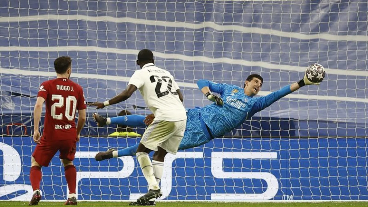 Operan con éxito a Courtois, arquero del Madrid, de su lesión de rodilla