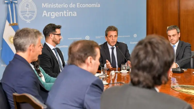 Massa se reúne con el gabinete económico para analizar eliminar el impuesto a las ganancias