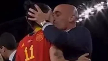 Desagradable: el presidente de la Federación española besó a una jugadora