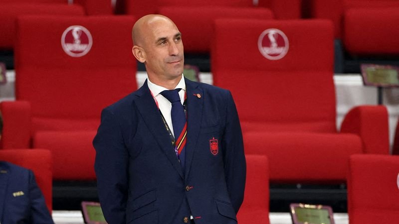 Ministros españoles critican el beso del presidente de la RFEF a la campeona del mundo Jenni Hermoso