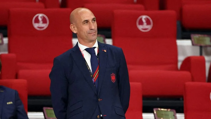 Ministros españoles critican el beso del presidente de la RFEF a la campeona del mundo Jenni Hermoso