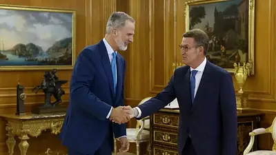 El rey Felipe VI recibe en el Palacio de la Zarzuela al líder del PP, Alberto Núñez Feijóo, en la ronda con los representantes de los grupos con representación parlamentaria. Mariscal / EFE / POOL El rey Felipe VI recibe en el Palacio de la Zarzuela al líder del PP, Alberto Núñez Feijóo, en la ronda con los representantes de los grupos con representación parlamentaria. Mariscal / EFE / POOL