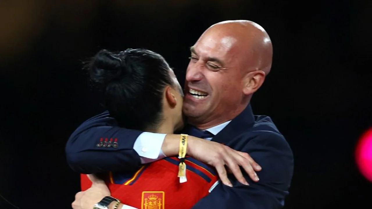 Futbolista Jenni Hermoso pide "medidas ejemplares" contra jefe de Federación Española por beso