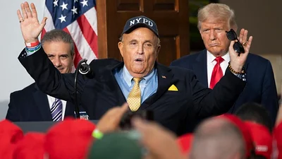 "Soy un chico grande. Puedo soportarlo. He librado batallas mucho peores", dijo Giuliani frente a las puertas de su domicilio en Nueva York / Foto: AFP. "Soy un chico grande. Puedo soportarlo. He librado batallas mucho peores", dijo Giuliani frente a las puertas de su domicilio en Nueva York / Foto: AFP.