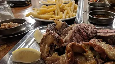 Asado servido en la parrilla El Gran Mosquito Asado servido en la parrilla El Gran Mosquito
