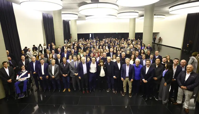 Elecciones 2023: con una foto con gobernadores y Larreta, Bullrich le pegó al Gobierno por los saqueos