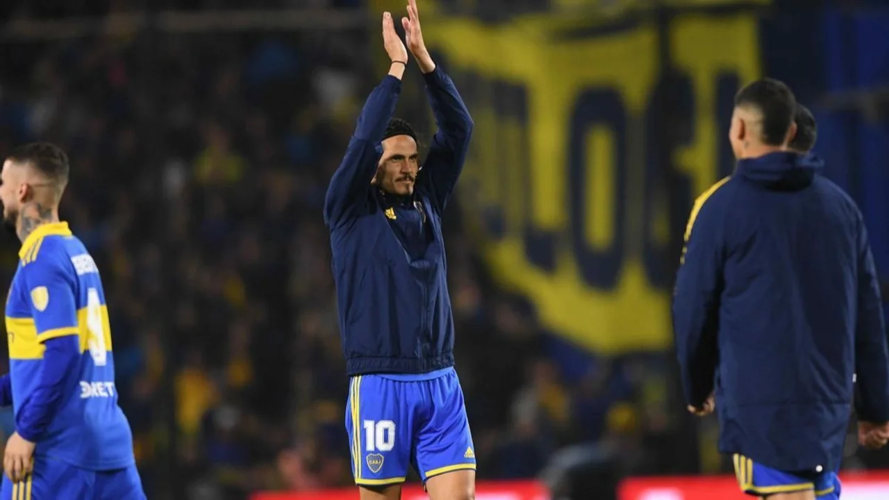 Edinson Cavani saludando a la hinchada de Boca