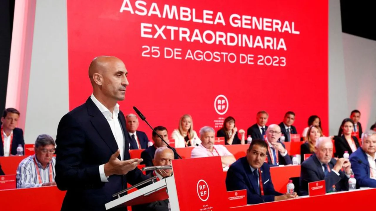CITAS-El presidente de la Federación Española de Fútbol se niega a dimitir por el escándalo del beso