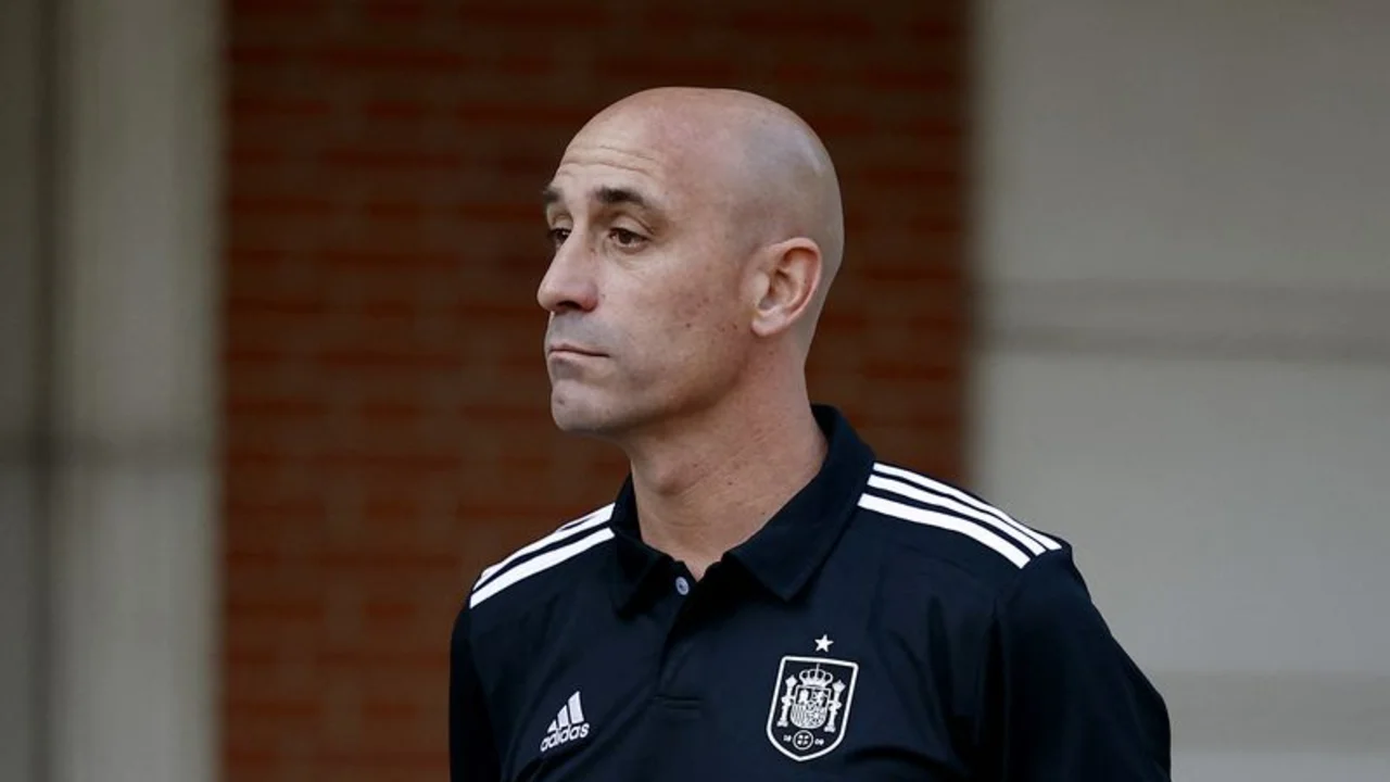 El Gobierno español inicia un procedimiento para suspender al presidente de la Federación de Fútbol