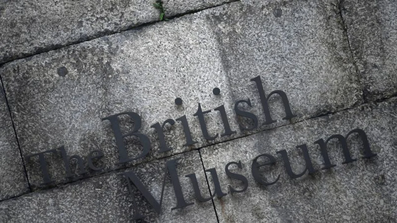 Renuncia el director del Museo Británico por una polémica por piezas robadas
