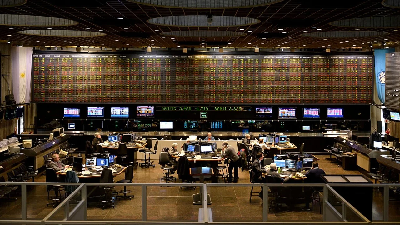 Corredores de bolsa invirtiendo en Buenos Aires 
