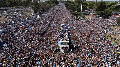 El micro con la Selección Argentina de fútbol atraviesa la ciudad en medio de cientos de miles de personas durante los festejos por la obtención de la Copa del Mundo Qatar 2022. La caravana debió suspenderse antes de terminar el trayecto prometido, debido a la gran multitud que copó las calles de Buenos Aires. El micro con la Selección Argentina de fútbol atraviesa la ciudad en medio de cientos de miles de personas durante los festejos por la obtención de la Copa del Mundo Qatar 2022. La caravana debió suspenderse antes de terminar el trayecto prometido, debido a la gran multitud que copó las calles de Buenos Aires.