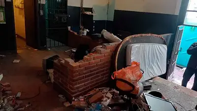 Villa Urquiza: al menos 34 presos violentaron rejas y quemaron colchones en una alcaidía Villa Urquiza: al menos 34 presos violentaron rejas y quemaron colchones en una alcaidía