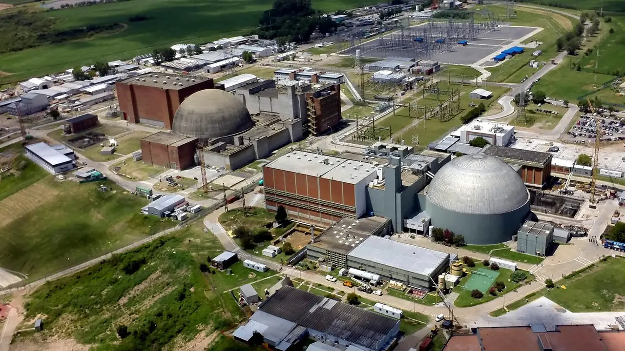 Del reactor nuclear propio al recurso sin procesar: el costo de desarmar una industria estratégica