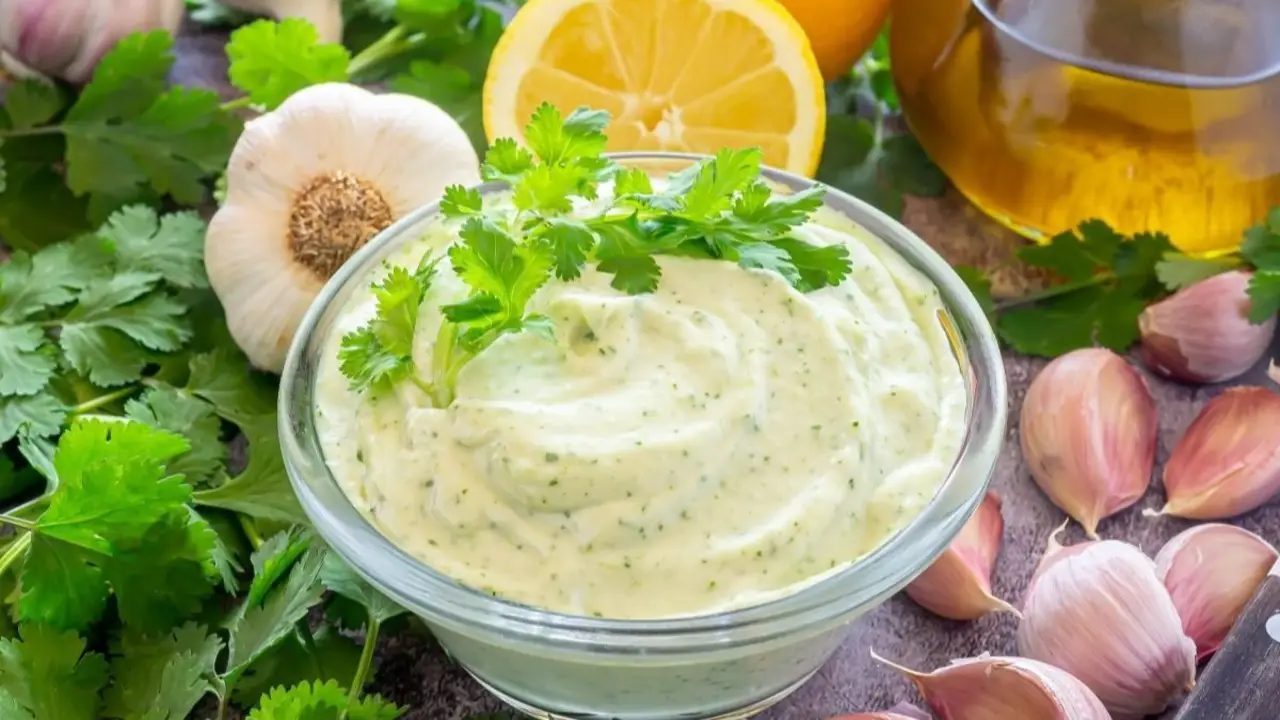 Receta de salsa de ajo y limón en 5 minutos: la combinación de frescura y sabor.