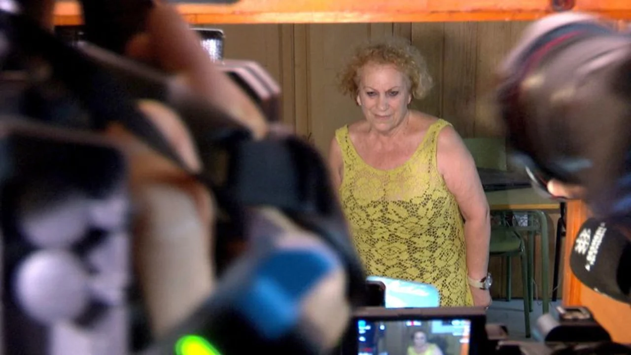 La madre del presidente del fútbol español es trasladada al hospital tras huelga de hambre