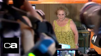 La madre del presidente del fútbol español es trasladada al hospital tras huelga de hambre La madre del presidente del fútbol español es trasladada al hospital tras huelga de hambre