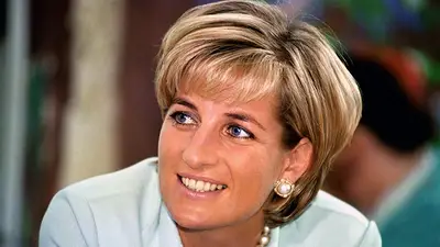 Lady Di sonriendo en un evento del reinado de Inglaterra Lady Di sonriendo en un evento del reinado de Inglaterra