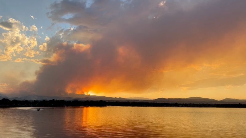 Incendio forestal en Colorado deja un muerto, mientras el de California se expande