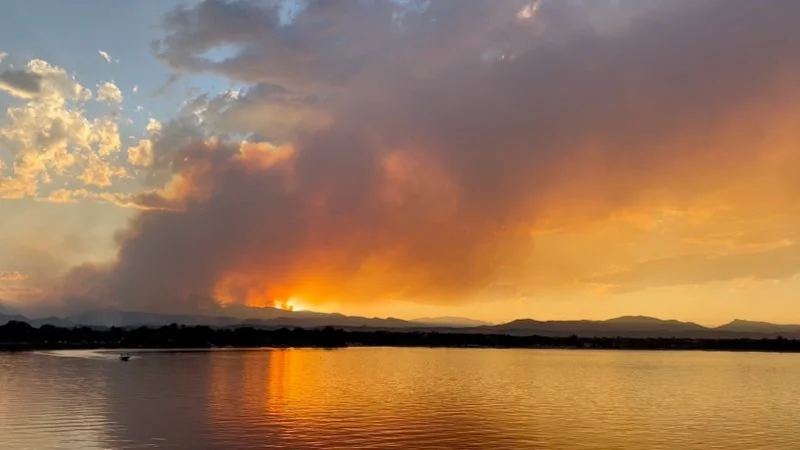 Incendio forestal en Colorado deja un muerto, mientras el de California se expande