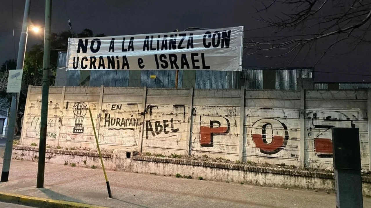 Preocupación por la política exterior de Milei y su alineamiento con Estados Unidos y la OTAN en una campaña en las calles porteñas