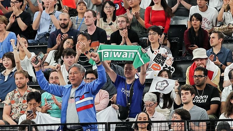 Un espectador es expulsado del bádminton de París por sostener una pancarta con el lema "Vamos Taiwán"