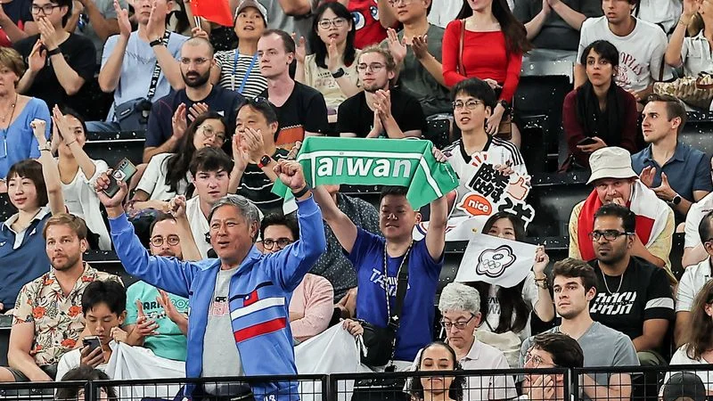 Un espectador es expulsado del bádminton de París por sostener una pancarta con el lema "Vamos Taiwán"