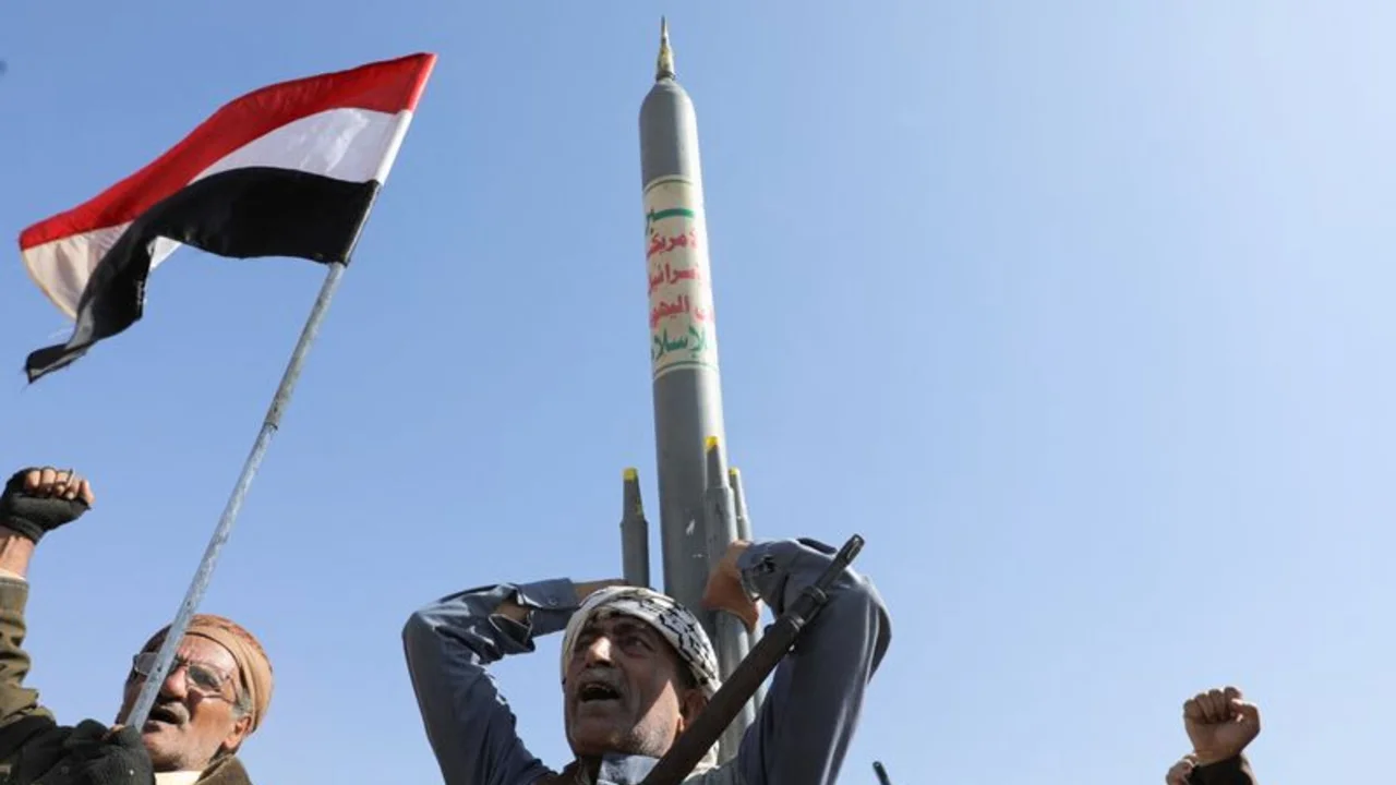 Agencia británica confirma ataque con misiles contra buque cerca de Adén (Yemen), sin heridos ni daños
