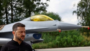 Ucrania está desplegando por fin los cazas F-16, según Zelenski