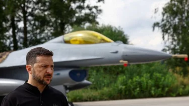Ucrania está desplegando por fin los cazas F-16, según Zelenski