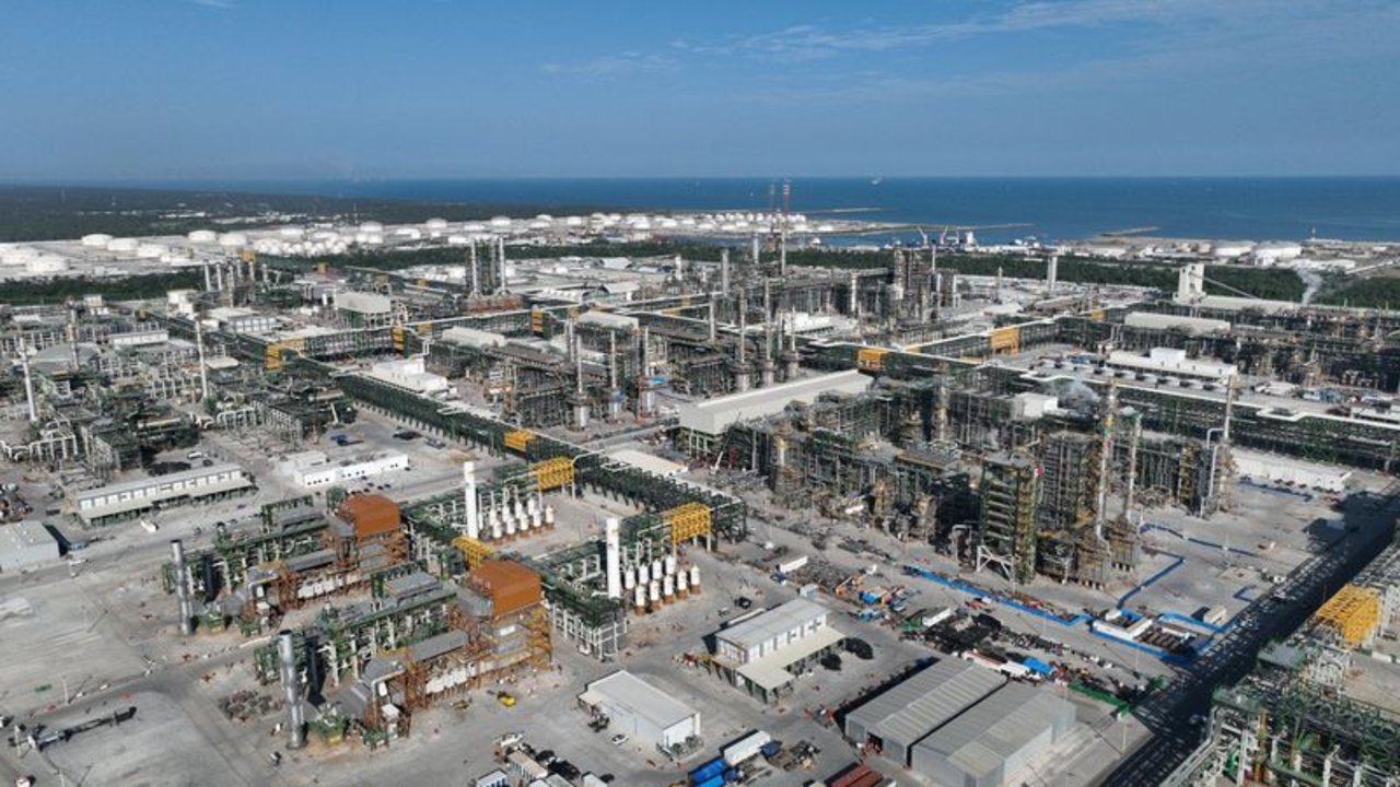Petrolera mexicana Pemex dice nueva refinería Olmeca inicia procesamiento de crudo