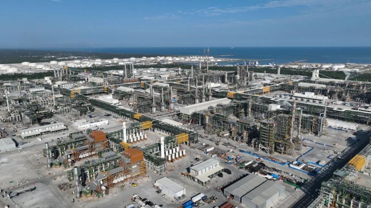 Petrolera mexicana Pemex dice nueva refinería Olmeca inicia procesamiento de crudo