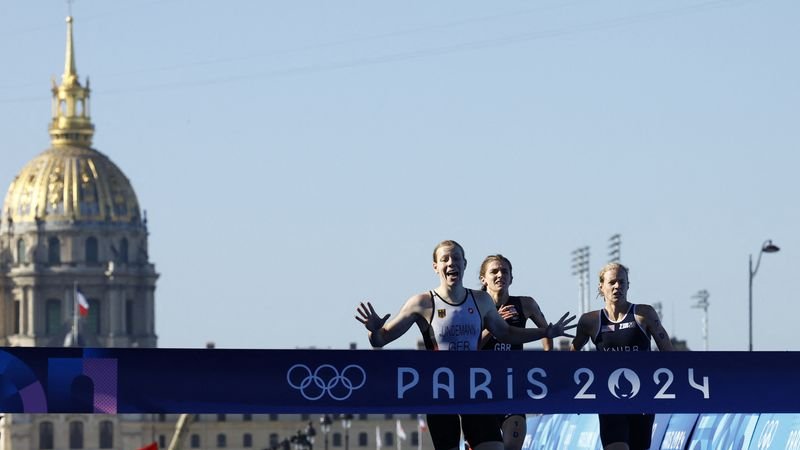 Alemania gana el oro olímpico en el relevos mixto del triatlón de París
