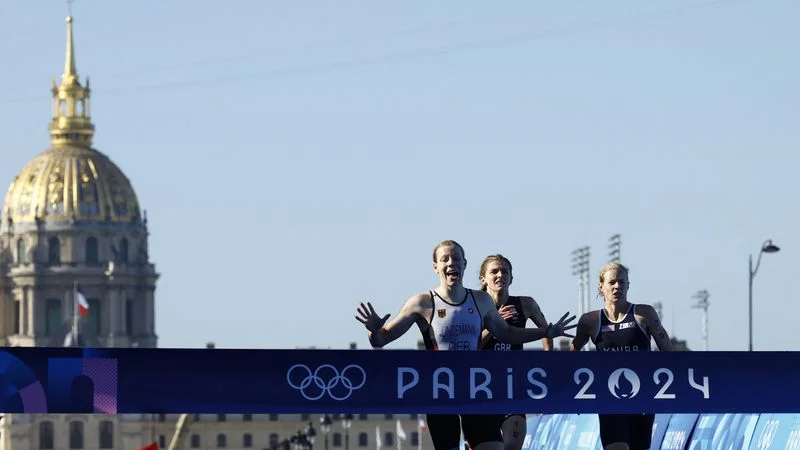Alemania gana el oro olímpico en el relevos mixto del triatlón de París